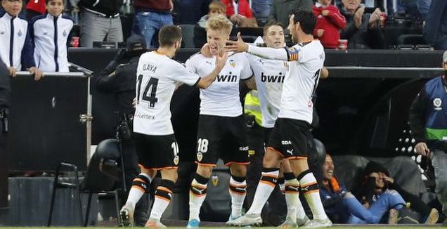 שחקני ולנסיה חוגגים עם דניאל ואס (La Liga)