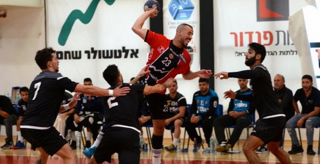 עוז חממי מהפועל ראשון מול הגנת בני הרצליה (צילום: גבי אלאלוף)