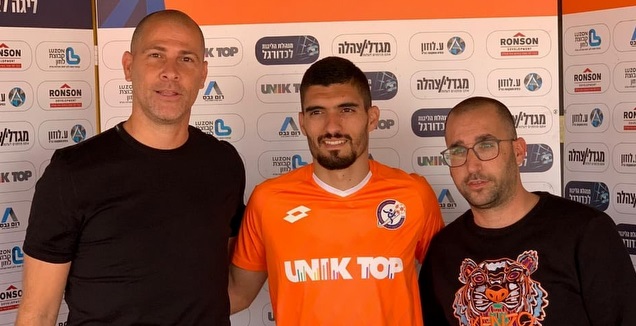 מוחמד אבו שאקר ואבי נמני במעמד החתימה (דוברות הפועל ראשון לציון)