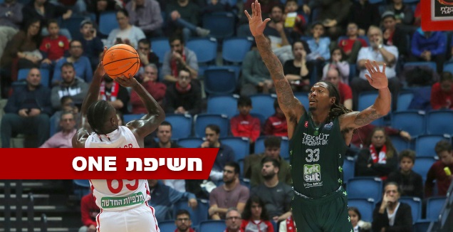 עמנואל טרי שומר על ג'ייקבון בראון (אורן בן חקון)