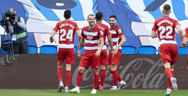 רוברטו סולדאדו חוגג עם שחקני גרנאדה (La Liga)