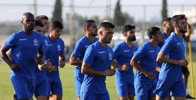 שחקני מכבי פתח תקווה באימון (שחר גרוס)