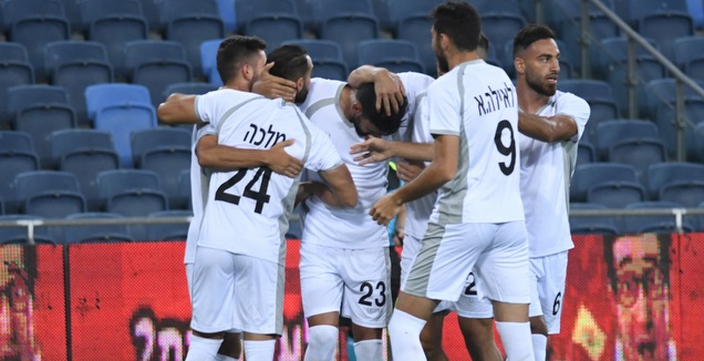 שחקני סכנין חוגגים עם עטאא ג'אבר (עמרי שטיין)