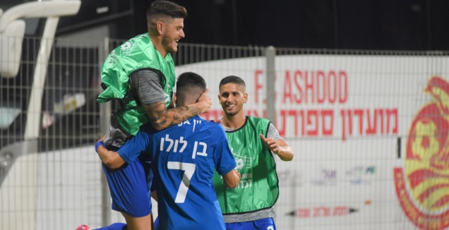 שחקני קריית שמונה חוגגים עם גיא בן לולו (ניסן עייש)