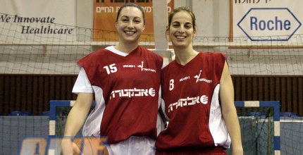 פליישר עם ליעד סואץ במדים החדשים (צילום: יעל דגן)