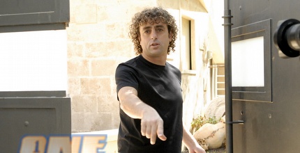 ראובן עטר מגיע לביתו של יאמר הבוקר (אלעד ירקון)