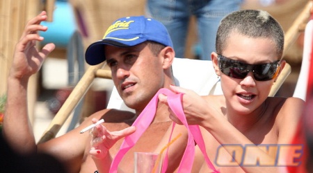 דואגת לשיזוף שלה ושל הצמוד