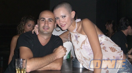 במקביל לדוגמנות, מנהלת את הבר ב&quot;קוואן&quot;