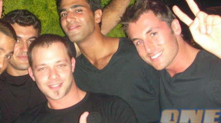 שימו לב לצוות הברמנים שהשקו את כולנו...