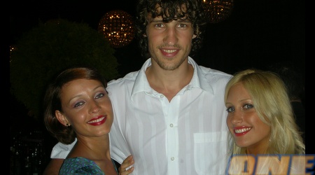 סימאס יסיאטיס עם החברה בצד ימין והאחות מצד שמאל... הורס!