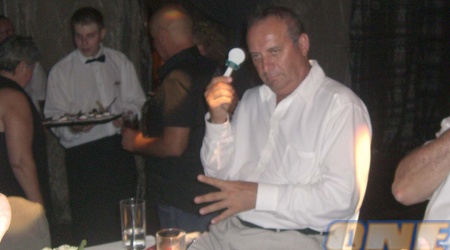 שלוווווווווום. צביקה שרף, בכלל לא עצבני עם הרעשן...