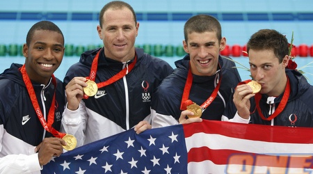 מייקל פלפס עם חבריו. תודה ללייזאק (gettyimages) 