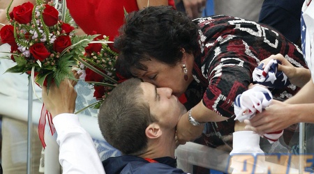 אמא של פלפס חוגגת עם בנה (gettyimages) 