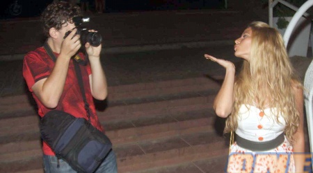 מפלרטטות עם המצלמה