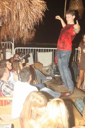 תחזיקו את עצמכם. איציק שורף את הרחבה!