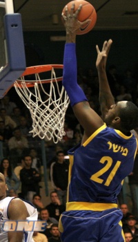 ד'אור פישר מרחף, הערב באשקלון (אמיר לוי) ד'אור פישר מרחף, הערב באשקלון (אמיר לוי)