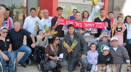 שחקני ב"ש בבית החולים (יגאל ברמן)