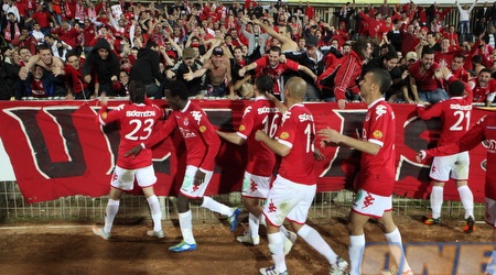 שחקני הפועל חוגגים עם האוהדים. לא דחפו מספיק (עמית מצפה)