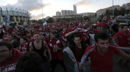הקהל של ירושלים בדרך לארנה (אורן בן חקון)