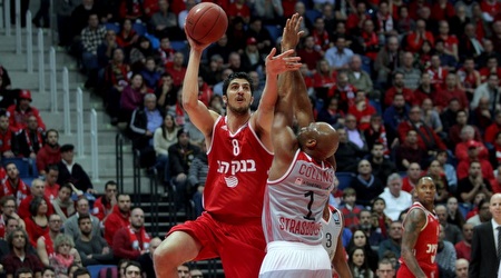 ליאור אליהו עולה לסל מול מרדי קולינס (יניב גונן)