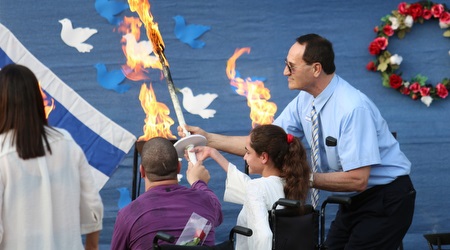 טל ברודי מדליק משואה (מוחמד מוררה)