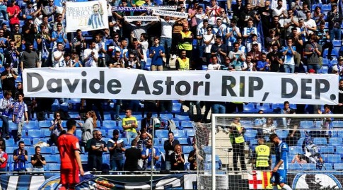 אוהדי אספניול עם שלט לזכרו של דויד אסטורי (La Liga)
