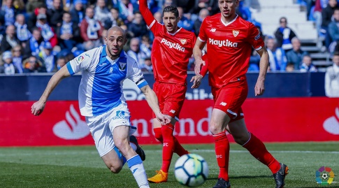 נורדין אמרבאט מנסה להגיע לכדור (La Liga)