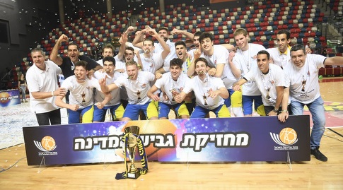 שחקני מכבי תל אביב עם הגביע (עמית שיסל)