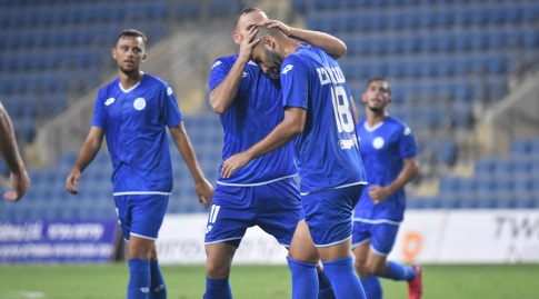 שחקני הפועל עפולה חוגגים עם נתנאל גולדמן (חגי מיכאלי)