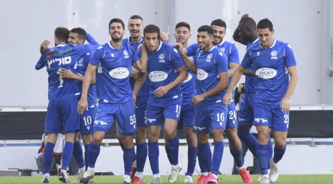 שחקני מכבי פ"ת חוגגים עם ארד בר (נעם מורנו)
