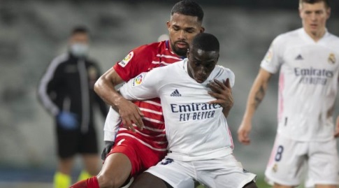 פרלאן מנדי מנסה לשמור על הכדור (La Liga)