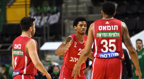 מלקולם היל חוגג עם טיישון תומאס (עמרי שטיין)