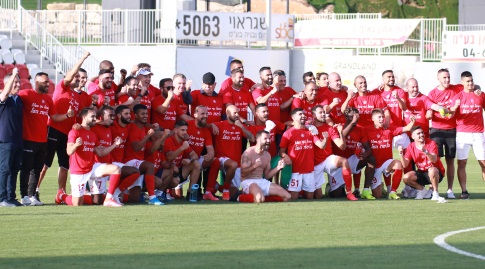 שחקני נוף הגליל חוגגים את ההעפלה לליגת העל עם הקהל (עמרי שטיין)