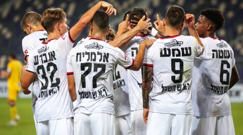 שחקני הפועל ירושלים חוגגים (איציק בלניצקי)