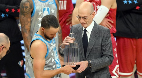 אדם סילבר מעניק לסטף קרי את תואר ה-MVP (רויטרס)