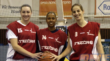 פליישר מתרגלת למדים החדשים עם חברותיה לקבוצה (צילום: יעל דגן)