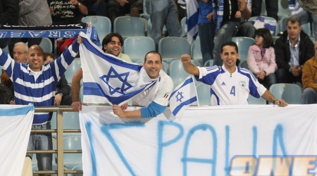 אוהדי נבחרת ישראל מתמקמים ביציע (גיא בן זיו)