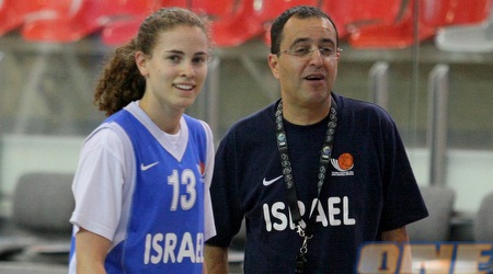 נעמה שפיר עם טל נתן. נמצאת במרכז 'פרשיית החולצה' (משה חרמון)