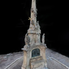 Pecs - Szentharomsag szobor_segment
