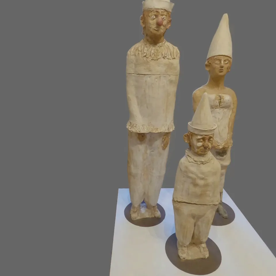 Famiglia dei clown con cappelli bianchi a punta