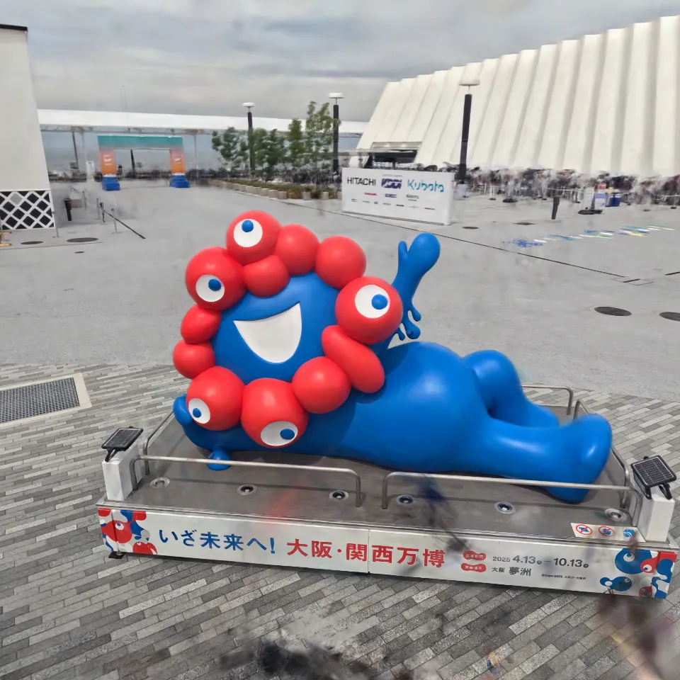 風の広場のミャクミャクモニュメント