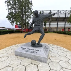 Don Rogers statue in Swindon