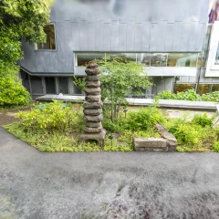 Nekozuka (the grave of Natsume Soseki’s cat), Japan / 猫塚（東京都新宿区）