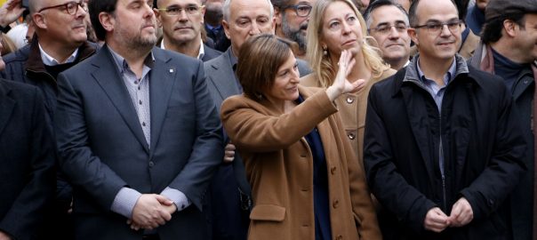 La presidenta del Parlament, Carme Forcadell, saluda els que han anat a donar-li suport, just abans d'entrar al TSJC, el 16 de desembre de 2016. (Horitzontal)