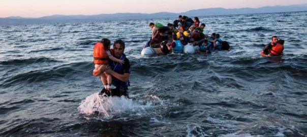 Guardacostes grecs auxilien un grup de refugiats sirians que han travessat la Mediterrània.