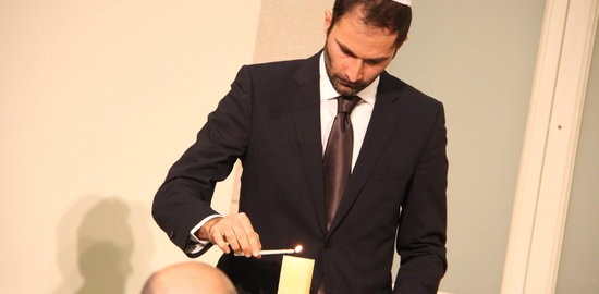 Un representant de la comunitat jueva a Catalunya encén una espelma (Foto: ACN)