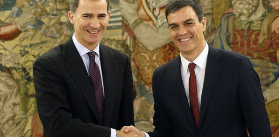 El rei espanyol, Felipe VI, amb el dirigent del PSOE, Pedro Sánchez.