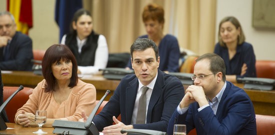 El secretari general del PSOE, Pedro Sánchez, amb el secretari d'Organització, César Luena, i la presidenta del partit, Micaela Navarro (fotografia: ACN).
