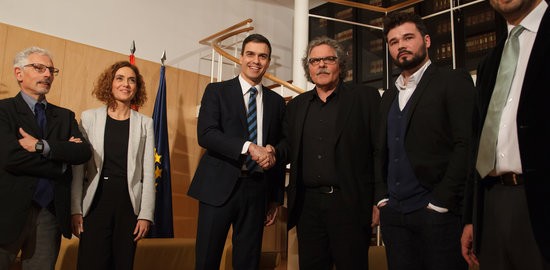 Els portaveus d'ERC al congrés espanyol, Joan Tardà i Gabriel Rufián, i al senat, Santiago Vidal, amb el secretari general del PSOE, Pedro Sánchez