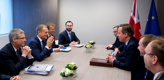 El primer ministre britànic, David Cameron, assegut a la taula de negociacions amb el president del Consell Europeu, Donald Tusk, i la resta dels seus equips